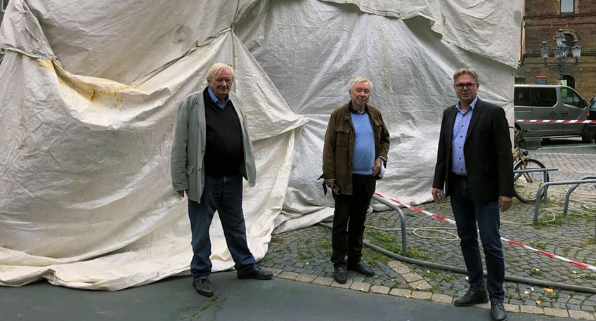 Vor dem eingepackten Keilstück (von links): Künstler Wilfried Hagebölling, Stadtverordneter Hartmut Freise und Stadtkämmerer Norbert Kresse