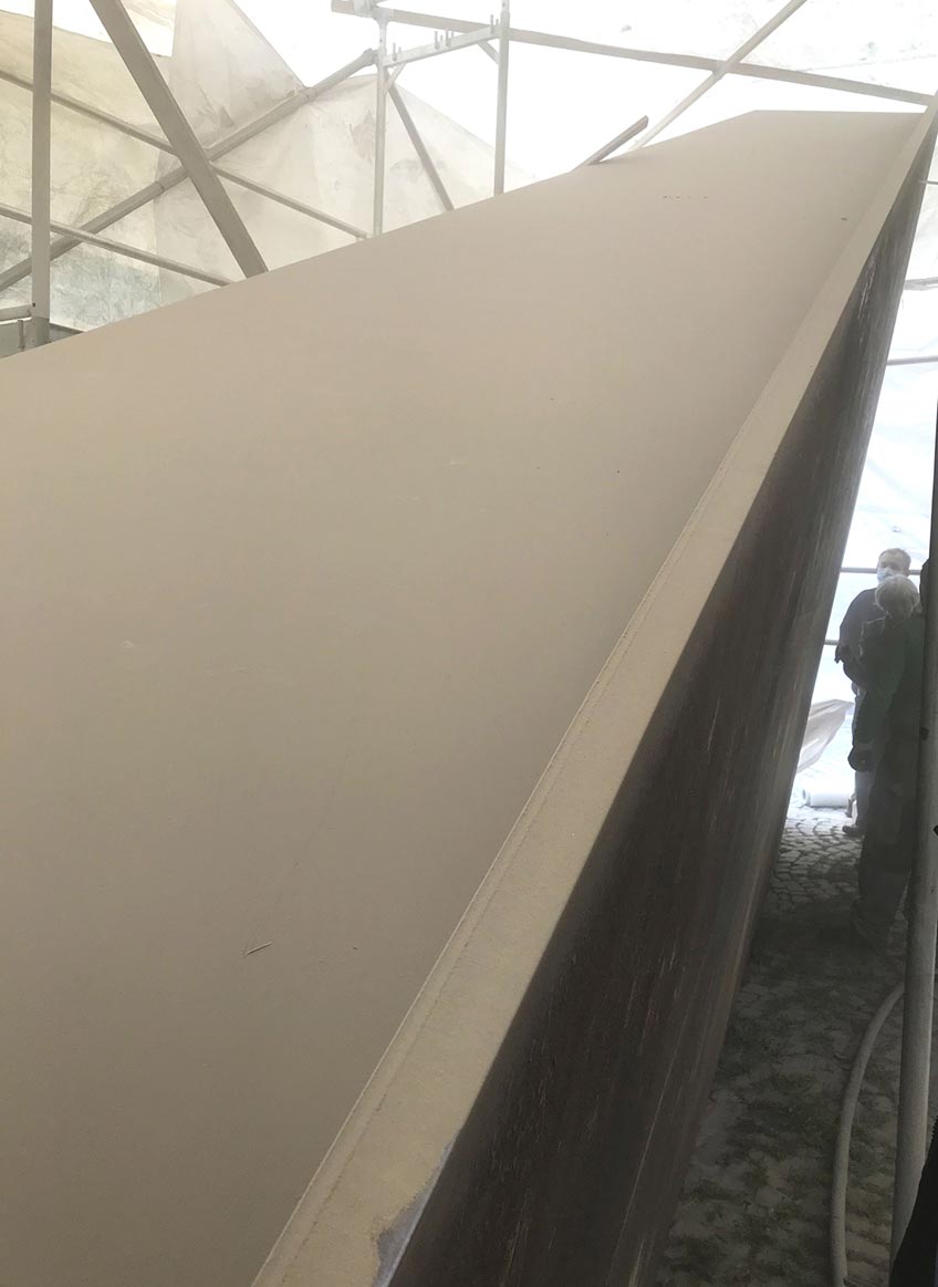 Vor dem eingepackten Keilstück (von links): Künstler Wilfried Hagebölling, Stadtverordneter Hartmut Freise und Stadtkämmerer Norbert Kresse