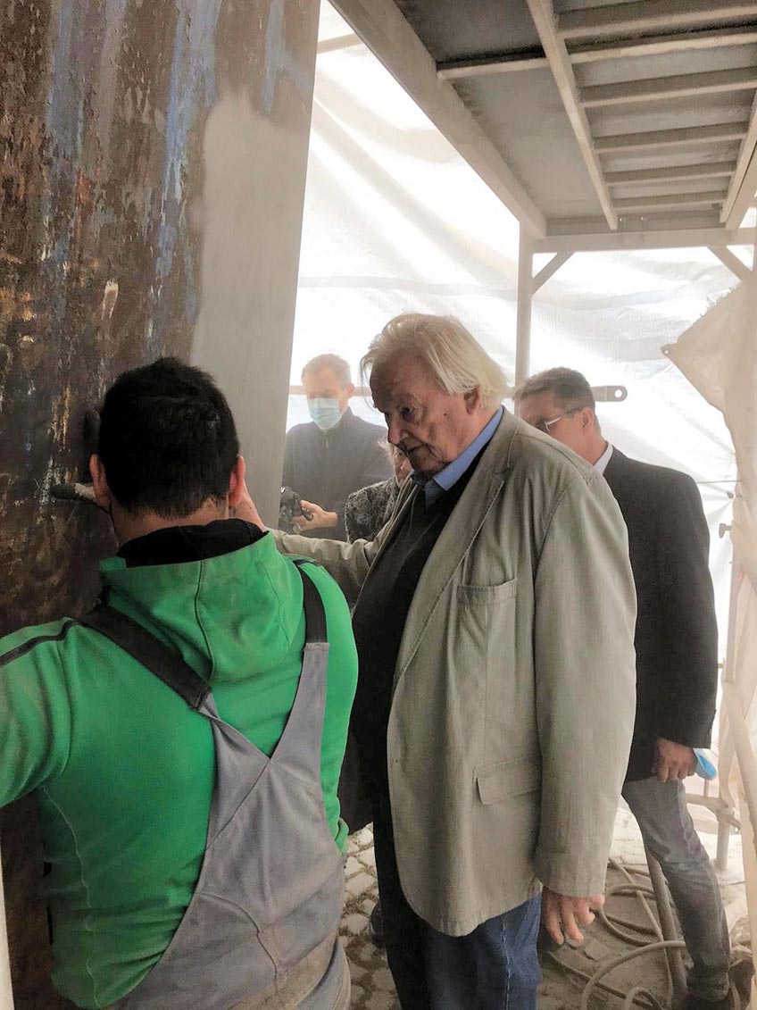 Vor dem eingepackten Keilstück (von links): Künstler Wilfried Hagebölling, Stadtverordneter Hartmut Freise und Stadtkämmerer Norbert Kresse