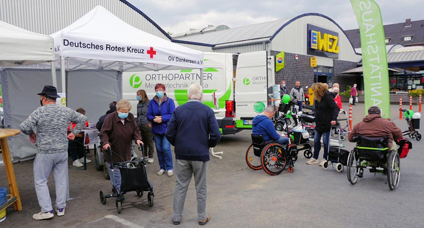 Auf gro&szlig;e Resonanz stie&szlig; der erste &bdquo;Rollator- und Rollstuhl-Sicherheitscheck&ldquo; des Quartiersmanagements Rechte Weserseite in Zusammenarbeit mit mehreren Kooperationspartnern. 15 Rolli-Fahrer und rund 40 B&uuml;rger mit Rollatoren waren am 1. Oktober zum Nahversorgungszentrum Grillepark gekommen.