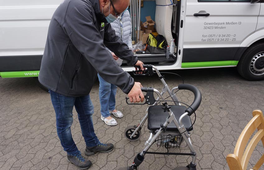 Auf gro&szlig;e Resonanz stie&szlig; der erste &bdquo;Rollator- und Rollstuhl-Sicherheitscheck&ldquo; des Quartiersmanagements Rechte Weserseite in Zusammenarbeit mit mehreren Kooperationspartnern. 15 Rolli-Fahrer und rund 40 B&uuml;rger mit Rollatoren waren am 1. Oktober zum Nahversorgungszentrum Grillepark gekommen.