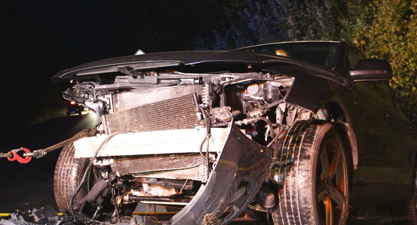 Zu einem Unfall mit drei Verletzten, darunter zwei M&auml;dchen, wurde die Polizei am fr&uuml;hen Sonntagabend nach Mindenerwald in ein Waldst&uuml;ck gerufen.  Zuvor hatte eine 52-j&auml;hrige Mindenerin mit den zwei dreizehn Jahre alten M&auml;dchen in einem BMW gegen 17.40 Uhr die Lavelsloher Stra&szlig;e (L 764) in Richtung Friedewalde befahren, als es zum Zusammensto&szlig; mit dem Audi SUV einer Frau (55) aus Bad Oeynhausen kam. Diese war ersten Erkenntnissen zufolge aus Richtung Bonhorst kommend in den Kreuzungsbereich eingefahren, wo die Autos miteinander kollidierten. Dadurch schleuderten beide PKWs von der Fahrbahn an den Rand des Waldst&uuml;ckes wo das Buschwerk sie stoppte.  Die 52-J&auml;hrige verletzte sich genauso wie eines der M&auml;dchen schwer. Das andere Kind erlitt offenbar leichtere Verletzungen. Alle drei wurden ins JWK gebracht. Die Audi-Fahrerin blieb unverletzt. Beide Autos wurden abgeschleppt. Der Verkehr wurde durch die Beamten abgeleitet.