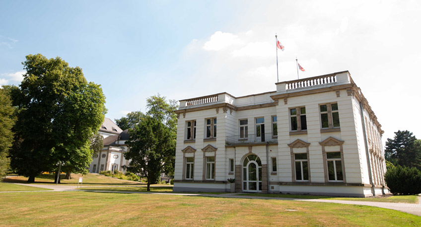 Der landesweite Lockdown bis zum 30. November hat auch auf die Angebote des Staatsbades große Auswirkungen. Die Veranstaltungen im Theater im Park sowie in der Wandelhalle fallen genauso aus wie alle Stadtführungen. Die Tourist Information im Haus des Gastes schließt, bleibt aber telefonisch und per Email erreichbar.