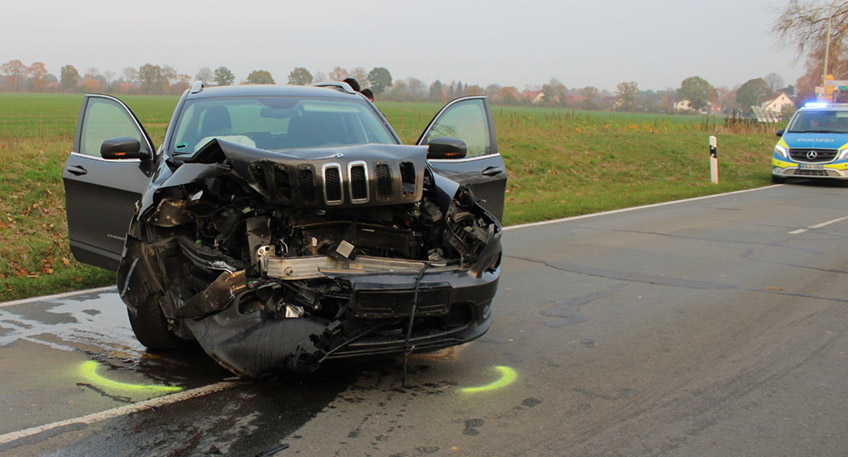 Auf dem Brückenweg bei Wasserburg schleuderte am Montagnachmittag eine Autofahrerin mit ihren Wagen in ein entgegenkommendes Fahrzeug. Beide Fahrerinnen verletzten sich leicht. An den Autos entstand Totalschaden.