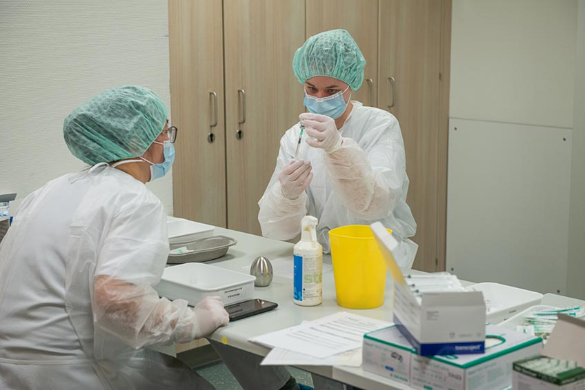Am ersten Tag der Impfkampagne der Mühlenkreiskliniken sind 400 Impfdosen am Johannes Wesling Klinikum Minden, dem Krankenhaus Lübbecke und dem Medizinischen Zentrum für Seelische Gesundheit verimpft worden.