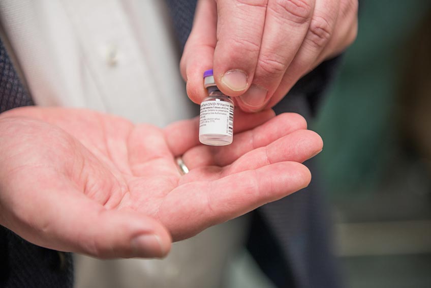 Am ersten Tag der Impfkampagne der Mühlenkreiskliniken sind 400 Impfdosen am Johannes Wesling Klinikum Minden, dem Krankenhaus Lübbecke und dem Medizinischen Zentrum für Seelische Gesundheit verimpft worden.