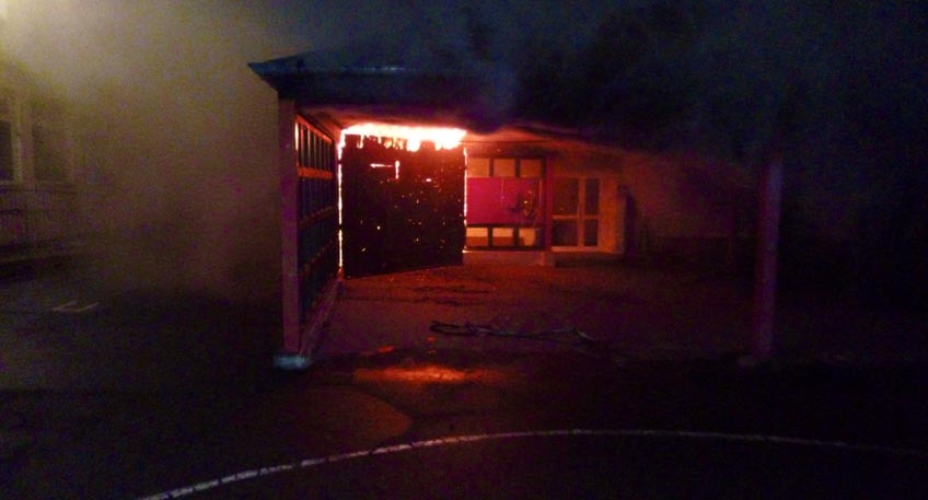 Eine Zeugin hatte um kurz vor 21 Uhr zun&auml;chst Stimmen von offenbar jugendlichen Personen sowie mehrere lautere Ger&auml;usche geh&ouml;rt und in der Folge Flammen an dem sich auf dem Pausenhof befindlichen Holzpavillon erkannt. Daraufhin w&auml;hlte sie den Notruf.