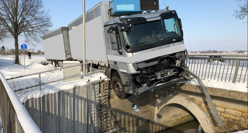 20210210 hallo minden lkw durch gelaender