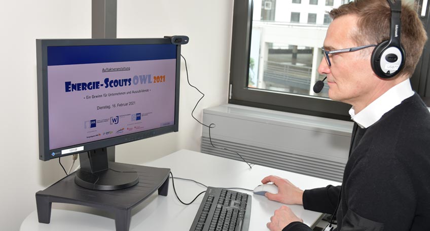 Arne Potthoff, Referatsleiter bei der IHK Ostwestfalen, organisierte die Online-Auftaktveranstaltung von Bielefeld aus.     
