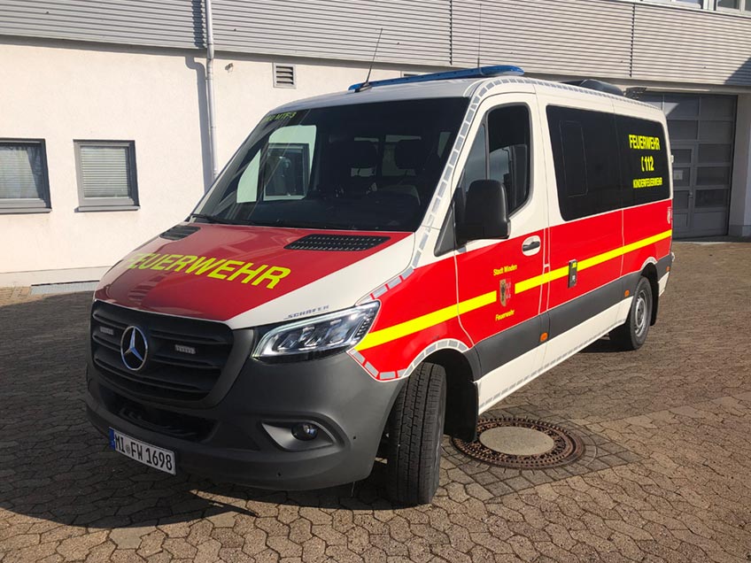 Die Mindener Feuerwehr freut sich über vier neue Dienstfahrzeuge. Ab jetzt einsatzbereit sind ein Rettungswagen (RTW), zwei Krankentransportwagen (KTW) und ein neues Mannschaftstransportfahrzeug (MTF) für die Kinderfeuerwehr.