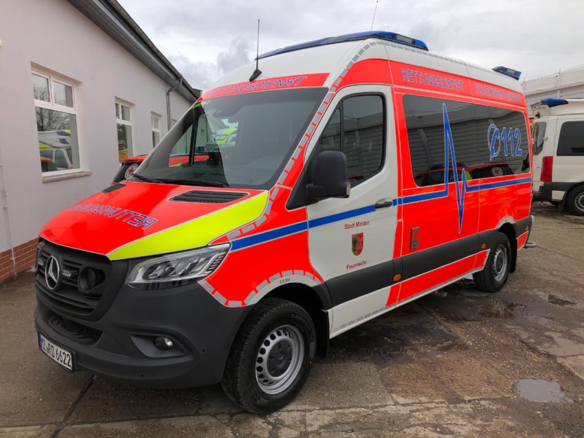 Die Mindener Feuerwehr freut sich über vier neue Dienstfahrzeuge. Ab jetzt einsatzbereit sind ein Rettungswagen (RTW), zwei Krankentransportwagen (KTW) und ein neues Mannschaftstransportfahrzeug (MTF) für die Kinderfeuerwehr.