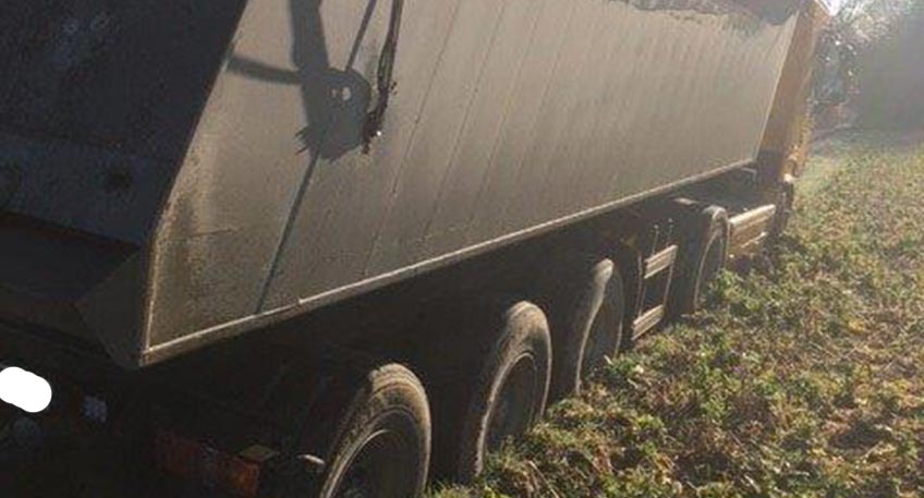 Ein 53-j&auml;hriger Lkw-Fahrer ist am Freitagmorgen mit seinem tonnenschweren Gef&auml;hrt von der Stra&szlig;e "Hasenkamp" in Lohfeld abgekommen und im aufgeweichten Seitenstreifen stecken geblieben.