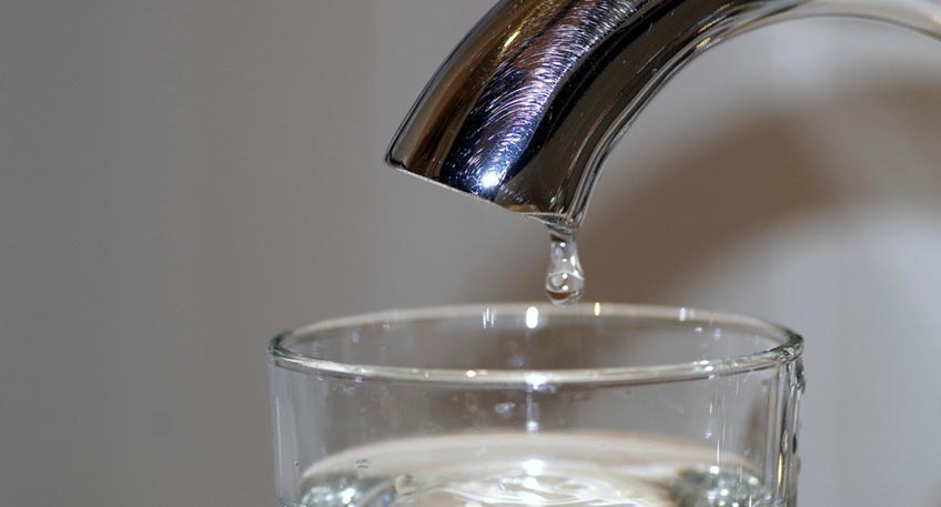 Die Umweltberatung der Verbraucherzentrale NRW ruft Verbraucherin&shy;nen und Verbraucher zum Umstieg auf Leitungswasser auf: Denn im Schnitt verbrauchen Deutsche pro Kopf 85 Ein-Liter-Einweg-Flaschen im Jahr &ndash; so kommt viel Plastikm&uuml;ll zusammen.