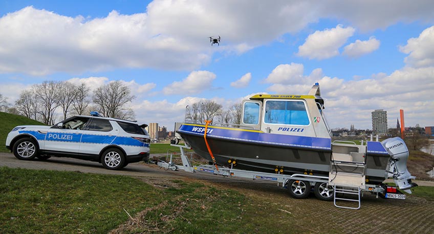 Unwegsames Gel&auml;nde, flexible, zeitgerechte Einsatzbew&auml;ltigung trotz weiter Strecken vor allem an den norddeutschen Kan&auml;len, aber auch auf dem Baldeneysee oder Fl&uuml;ssen - f&uuml;r die Wasserschutzpolizei NRW dank der drei neuen Land Rover samt trailerbarem Boot kein Problem.