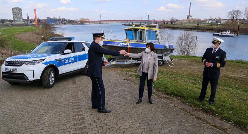 Unwegsames Gel&auml;nde, flexible, zeitgerechte Einsatzbew&auml;ltigung trotz weiter Strecken vor allem an den norddeutschen Kan&auml;len, aber auch auf dem Baldeneysee oder Fl&uuml;ssen - f&uuml;r die Wasserschutzpolizei NRW dank der drei neuen Land Rover samt trailerbarem Boot kein Problem.