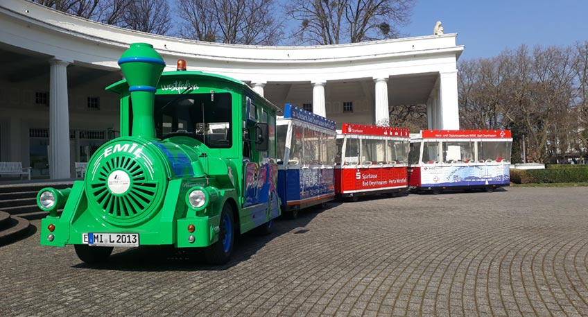 Einsteigen, losfahren und sich auf sch&ouml;nen Wegen durch die Stadt fahren lassen, das machen die G&auml;ste von Emil &ndash; dem Wolkenschieber. Am 2. April startet die E mobilit&auml;t Gesellschaft mbH & Co. KG mit der Unterst&uuml;tzung der Staatsbad Bad Oeynhausen GmbH den Betrieb der Bahn nach Fahrplan.