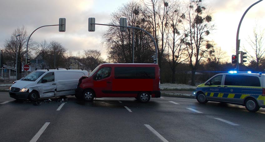 Zu einem Zusammensto&szlig; zweier Kleintransporter ist es am Mittwochmorgen aus bisher ungekl&auml;rter Ursache an der Kreuzung Portastra&szlig;e / Ringstra&szlig;e an der "Birne" gekommen.