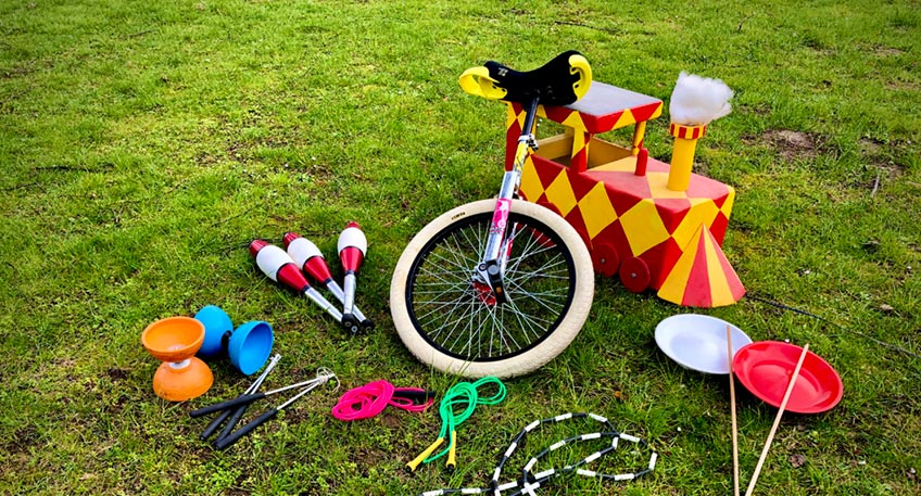 Jonglieren, Einrad Fahren oder Teller Drehen - das sind Angebote, die momentan auch unter Corona Bedingungen m&ouml;glich sind. So haben sich die Artistinnen und Artisten vom Kinder- und Jugendzirkus Peppino Poppollo ein kunterbuntes &Uuml;bungsprogramm ausgedacht