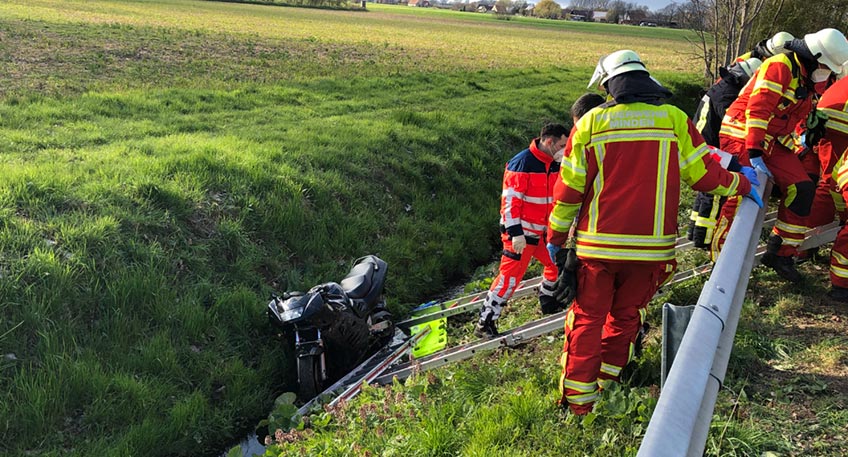 Feuerwehr und Polizei wurden gestern Abend zu einem Motorradunfall zum D&uuml;tzener Weg gerufen. Ein Motorradfahrer, aus Richtung Norden kommend, kam in einer Kurve von der Stra&szlig;e ab, rutschte unter einer Leitplanke her und anschlie&szlig;end in einen Stra&szlig;engraben.