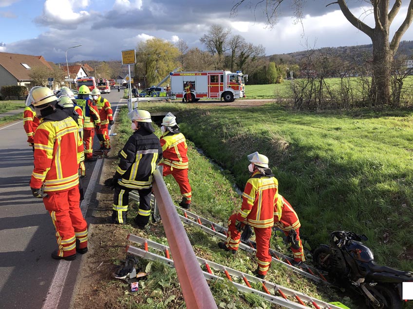 Feuerwehr und Polizei wurden gestern Abend zu einem Motorradunfall zum D&uuml;tzener Weg gerufen. Ein Motorradfahrer, aus Richtung Norden kommend, kam in einer Kurve von der Stra&szlig;e ab, rutschte unter einer Leitplanke her und anschlie&szlig;end in einen Stra&szlig;engraben.