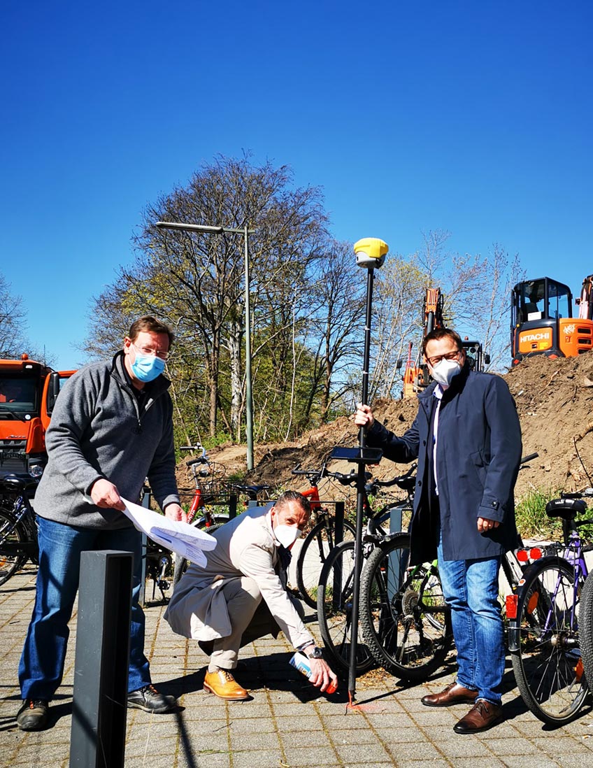 Mit dem ersten Spatenstich ist offiziell der Bau des Fahrradparkhauses am Nordbahnhof gestartet. An der Stelle der alten Sch&uuml;tzengastst&auml;tte baut die Stadt Bad Oeynhausen ein zweigeschossiges Fahrradparkhaus.