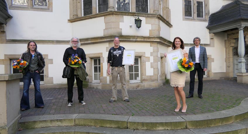 In sehr kleinem Kreis sind jetzt die Preise für ehrenamtliches und freiwilliges Engagement der Stadt Minden für das Jahr 2020 verliehen worden. 18 Vorschläge gingen dafür im vergangenen Herbst ein. Die Jurysitzung musste coronabedingt mehrfach verschoben werden und so traf sich die Jury schließlich im Februar, um die Preisträger*innen auszuwählen.