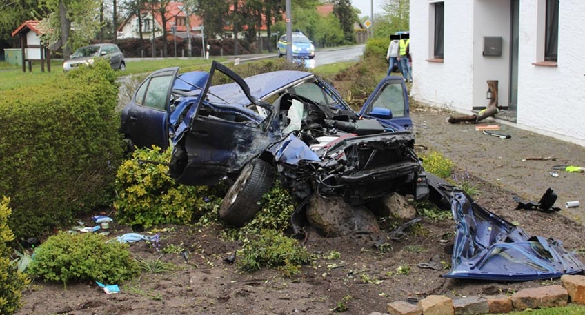 Offenbar einen guten Schutzengel hatte ein 24 Jahre alter Autofahrer am Samstagabend bei einem Verkehrsunfall auf der Oppenweher Stra&szlig;e (L 765).