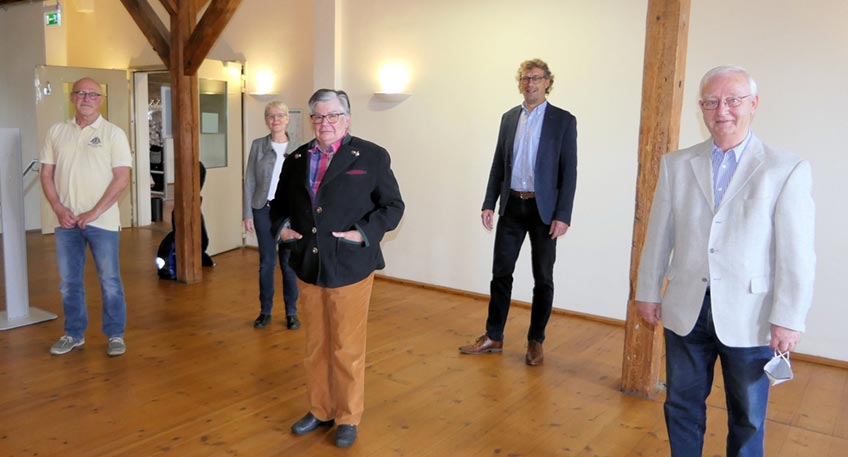  (von links): Karl-Heinz Bornemann (Stellvertreter), Ulrike Kaiser (Gesch&auml;ftsstelle), Heidemarie Bierbaum (Stellvertreterin), B&uuml;rgermeister Michael J&auml;cke und Dieter Pohl (Vorsitzender). Bildnachweis: &copy; Pressestelle der Stadt Minden