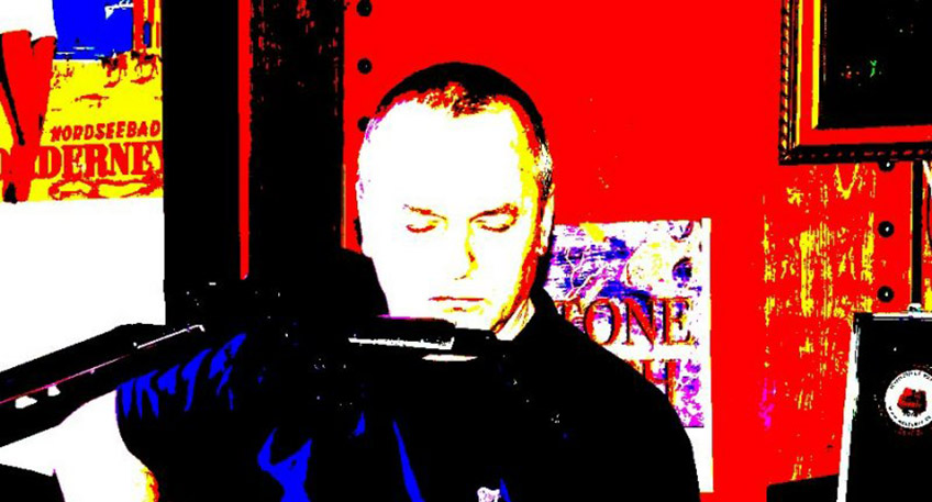 In der Veranstaltungsreihe "Alles au&szlig;er Blues" geht es nach dem Start mit &bdquo;My Lovely Mr. Singing Club&ldquo; weiter: Chris Blevins am Sonntag, dem 27. Juni 2021, 16.00 Uhr mit Rock, Pop und Irish Folk.