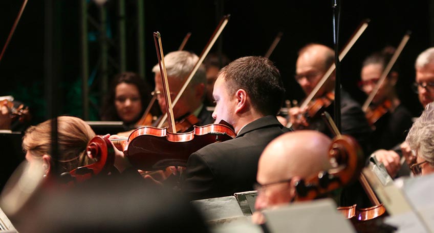 Da die beliebte Kultursommerbühne aus Platzmangel nicht wie gewohnt vor dem Dom stattfinden kann, hat die Minden Marketing GmbH (MMG) ein neues Veranstaltungsformat entwickelt. Im Rahmen des Kultursommers 2021 soll erstmals vom 25. bis 29. August ein KulturGarten auf dem Simeonsplatz stattfinden.