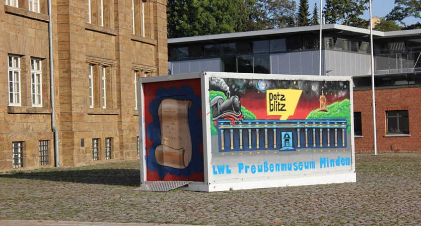 In Kooperation mit dem LWL-Preußenmuseum Minden bietet die Stadt Bad Oeynhausen vom 06.07.2021 – 08.07.2021 jeweils um 18 Uhr im Rahmen des Kultur-Containers „33 m³ Museum“ spezielle Stadtführungen mit Christian Barnbeck an.