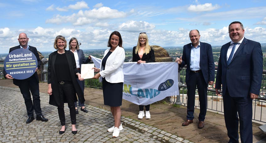  (v.l.): Michael Stolte (Gesch&auml;ftsf&uuml;hrer GfW Kreis H&ouml;xter); Regierungspr&auml;sidentin Judith Pirscher, Annette Nothnagel (Leiterin REGIONALE 2022); Landr&auml;tin Anna Katharina B&ouml;lling; Dr. Barbara R&uuml;schoff-Parzinger (Kulturdezernentin des Landschaftsverbands Westfalen-Lippe), Christoph R&uuml;ther (Landrat Kreis Paderborn); Dr. Axel Lehmann (Landrat Kreis Lippe).    