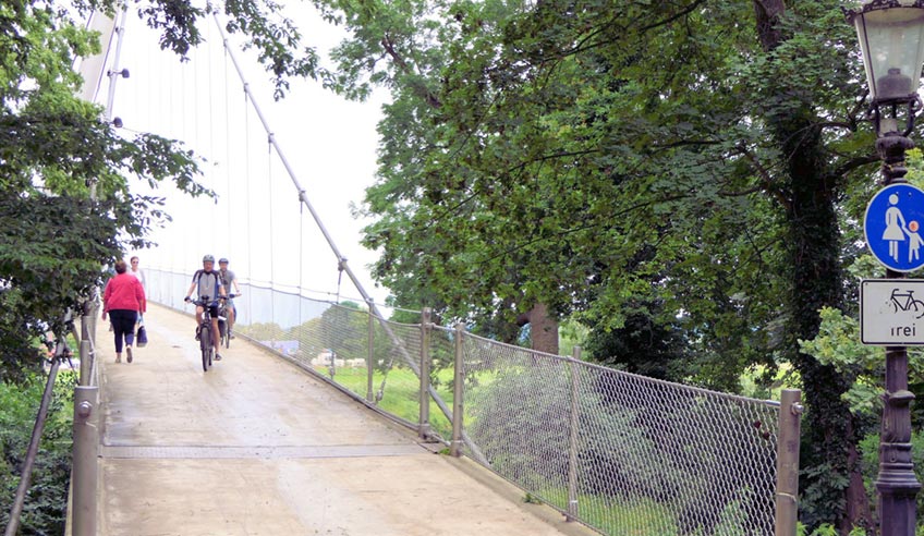 Seit Ihrer Errichtung im Jahr 1995 wird sie rege von Fußgängern und Radfahrern als direkte Überquerung von Kanzlers Weide zur Innenstadt und zurück genutzt: die Glacisbrücke. „Obwohl der Radverkehr seit mehr als 25 Jahren auf der Brücke zugelassen ist, wird diese häufig fälschlicherweise als Fußgängerbrücke bezeichnet“, so die Stadtverwaltung.
