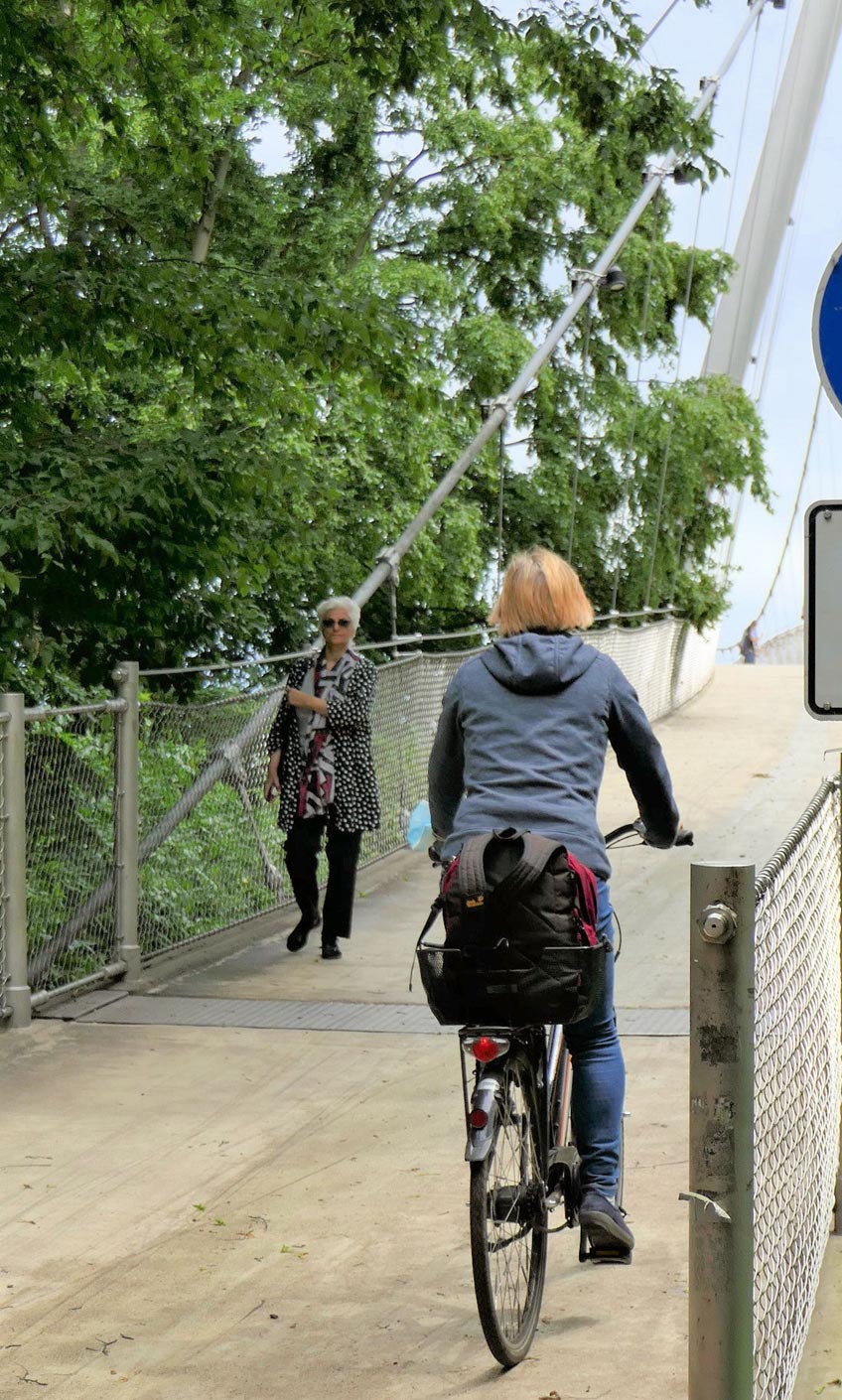Seit Ihrer Errichtung im Jahr 1995 wird sie rege von Fußgängern und Radfahrern als direkte Überquerung von Kanzlers Weide zur Innenstadt und zurück genutzt: die Glacisbrücke. „Obwohl der Radverkehr seit mehr als 25 Jahren auf der Brücke zugelassen ist, wird diese häufig fälschlicherweise als Fußgängerbrücke bezeichnet“, so die Stadtverwaltung.