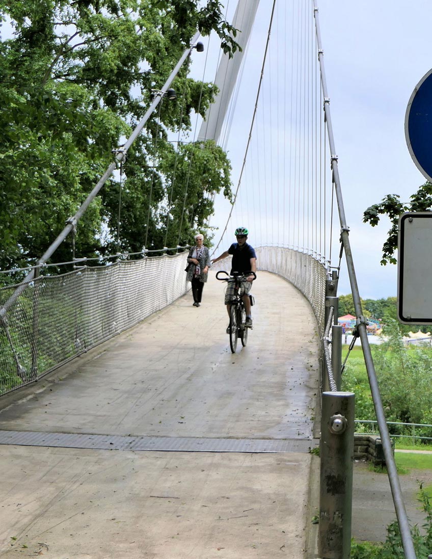 Seit Ihrer Errichtung im Jahr 1995 wird sie rege von Fußgängern und Radfahrern als direkte Überquerung von Kanzlers Weide zur Innenstadt und zurück genutzt: die Glacisbrücke. „Obwohl der Radverkehr seit mehr als 25 Jahren auf der Brücke zugelassen ist, wird diese häufig fälschlicherweise als Fußgängerbrücke bezeichnet“, so die Stadtverwaltung.
