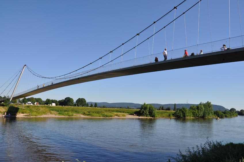 Seit Ihrer Errichtung im Jahr 1995 wird sie rege von Fußgängern und Radfahrern als direkte Überquerung von Kanzlers Weide zur Innenstadt und zurück genutzt: die Glacisbrücke. „Obwohl der Radverkehr seit mehr als 25 Jahren auf der Brücke zugelassen ist, wird diese häufig fälschlicherweise als Fußgängerbrücke bezeichnet“, so die Stadtverwaltung.