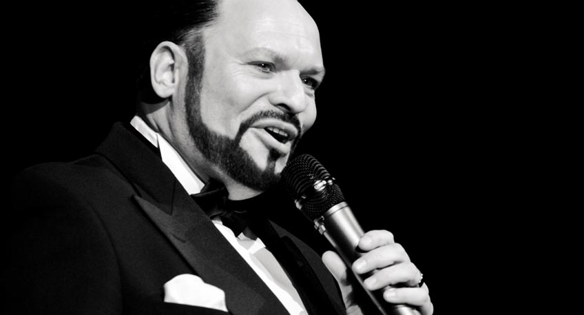 &bdquo;It must schwing&ldquo; sagte einst Alfred Lion und legte damit fest, dass ein guter Jazz Song den Rhythmus des Swing innehaben muss. Diesen Leitfaden des Gr&uuml;nders eines legend&auml;ren Jazz Labels w&uuml;rde Marc Masconi wohl sofort unterschreiben, wenn er am 16. Juli um 19:30 Uhr vor dem Kaiserpalais das &bdquo;The Frank Sinatra Concert&ldquo; spielt.