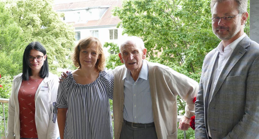 Mit 100 Jahren l&auml;sst sich Helmut Niemann nicht mehr stressen. An seinem runden Geburtstag am 5. Juli genie&szlig;t er in Ruhe das Fr&uuml;hst&uuml;ck, bevor er die ersten Gl&uuml;ckw&uuml;nsche entgegennimmt. Die &uuml;berbringen Iris Bulmahn, Leiterin des Hauses Emmaus, wo Helmut Niemann seit zwei Jahren lebt, und Gesch&auml;ftsbereichsleiter Carsten W&ouml;hler von der Diakonie Stiftung Salem.