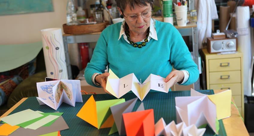 Zu einem kreativen Wochenende l&auml;dt die Stadtbibliothek Ende August ein. Am 28. August (16-18 Uhr) und am 29. August (11-16 Uhr) entstehen in einem Workshop unter der Leitung von Liselotte Bombitzki &bdquo;artist books&ldquo;, kleine K&uuml;nstlerb&uuml;cher.
