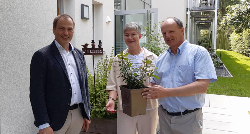 Der Lions Club Porta Westfalica hat das Hospiz Minden / Volker Pardey Haus mit einer Spende über 10.000 Euro unterstützt. Mit dem Geld soll unter anderem die Gestaltung der Außenanlagen mit einem neuen Sonnensegel und einer Pflanzenberankung finanziert werden.