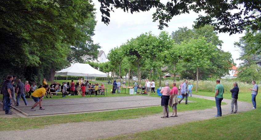 Der Bouleplatz im Stadtbezirk B&auml;renk&auml;mpen kann wieder genutzt werden. Zur Wiederer&ouml;ffnung - nach erfolgter gr&uuml;ndlicher &Uuml;berholung - kamen am Dienstag, 20. Juli, bei bestem Wetter, rund 50 G&auml;ste zusammen.