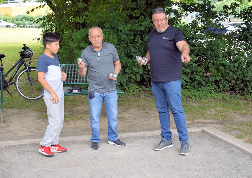 Der Bouleplatz im Stadtbezirk B&auml;renk&auml;mpen kann wieder genutzt werden. Zur Wiederer&ouml;ffnung - nach erfolgter gr&uuml;ndlicher &Uuml;berholung - kamen am Dienstag, 20. Juli, bei bestem Wetter, rund 50 G&auml;ste zusammen.