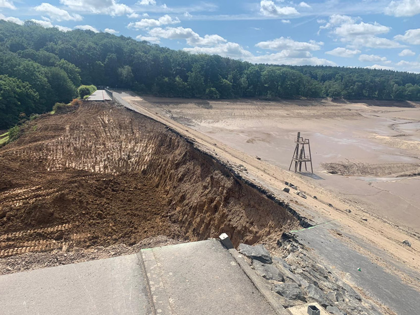 &bdquo;Die Bilder allein sind schon krass, aber selbst davor zu stehen, zeigt erst das ganze Ausma&szlig; dieser Katastrophe&ldquo;, sagt Einheitsf&uuml;hrerin Svenja St&ouml;rmer. &bdquo;Dort laufen ja jetzt schon seit zwei Wochen die Aufr&auml;umarbeiten, und die zerst&ouml;rerische Kraft des Wassers ist dennoch &uuml;berall zu sehen.&ldquo;