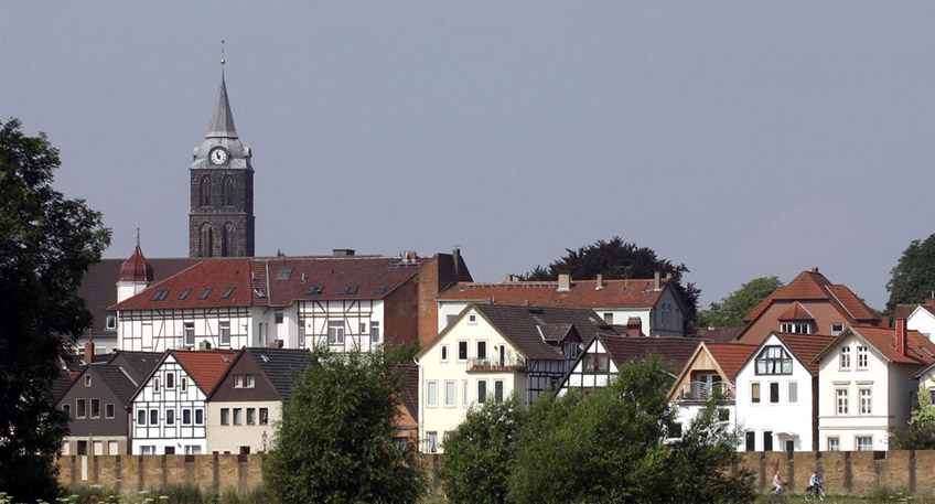 Samstag, 05.08.2021 um 18:30 Uhr &ndash; K&uuml;hler Wein und frisches Bier - Was die Mindener fr&uuml;her getrunken haben und heute noch trinken!  Minden.  Ein Kneipenbummel der anderen Art: Hier werden Sie vor Ort in die Geschichte des Mindener Weinhandels und der Bierherstellung eingeweiht. Zwischendurch g&ouml;nnen Sie sich eine kleine Verschnaufpause und kehren in eine typische Mindener Kneipe ein. Dort genie&szlig;en Sie in geselliger Runde ein k&uuml;hles Bier oder ein alkoholfreies Getr&auml;nk. Die Kosten pro Person betragen 8,00 &euro;, die F&uuml;hrung dauert ca. 90 Minuten und startet um 18:30 Uhr am Mindener Dom.   Die F&uuml;hrung findet unter den aktuellen Abstands- und Hygienestandards statt. Daher ist eine Anmeldung bis Freitag, 04.08.2021 unter Angaben der pers&ouml;nlichen Daten bei der Minden Marketing GmbH unter 05 71/8 29 06 59 notwendig. Tickets k&ouml;nnen auch direkt online unter www.minden-erleben.de erworben werden.