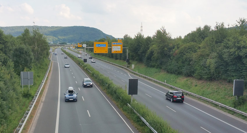 Die Bauarbeiten auf der B61, Birne in Minden laufen gut koordiniert nach Plan. Der Bauabschnitt stadteinwärts ist nahezu fertiggestellt und kann wieder befahren werden. Jetzt steht der Bereich stadtauswärts Richtung Weserauentunnel an.