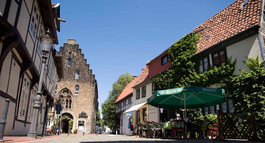 F&uuml;hrung Obere Altstadt  Themenf&uuml;hrung in Minden &ndash; Samstag, 14.08.2021 um 16:00 Uhr    Minden Wollten Sie schon immer mal wissen, wie sich die Obere Altstadt entwickelt hat? Die Bebauung rund um die Martinikirche und das Schnurrviertel von fr&uuml;her bis heute zeigt Ihnen am Samstag in unserer neuen Stadtf&uuml;hrung unser G&auml;stef&uuml;hrer Manfred Sch&uuml;lke!  Treffpunkt ist an der Martinikirche  Kosten f&uuml;r die F&uuml;hrung betragen 5,00 &euro; pro Person. Die F&uuml;hrung findet unter den aktuellen Abstands- und Hygienestandards statt. Daher ist eine Anmeldung unter Angaben der pers&ouml;nlichen Daten bei der Minden Marketing GmbH unter 05 71/8 29 06 59 notwendig.  Tickets k&ouml;nnen auch online unter www.minden-erleben.de erworben werden.  Weitere Informationen zur Stadtf&uuml;hrung bekommen Sie bei der Minden Marketing GmbH, Domstra&szlig;e 2, 32423 Minden, Telefon: (05 71) 829 06 59, Fax: (05 71) 829 06 63,  E-Mail: info@mindenmarketing.de, online unter www.minden-erleben.de, unserer Facebook-Seite www.facebook.de/mindenerleben und in der Minden-APP.