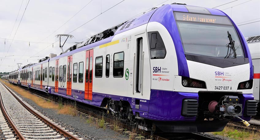 Die ersten vier neuen Fahrzeuge der S-Bahn Hannover sind im Netz der S-Bahn-Hannover unterwegs. In den Elektro-Z&uuml;gen der Firma Stadler d&uuml;rfen zwar noch keine Fahrg&auml;ste Platz nehmen, doch sieht man sie schon auf den Gleisen der Region.