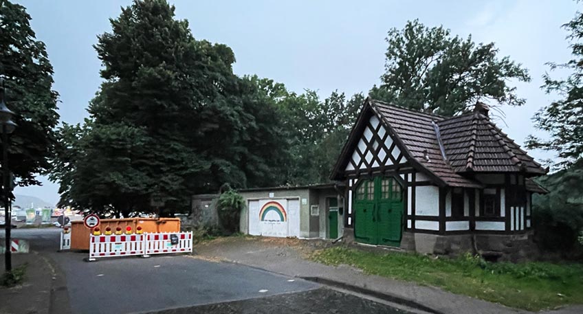 Nach dem Angriff auf zwei 16-Jährige am Samstagnachmittag, 31.07.2021, an der Uferstraße in Minden, haben die Beamten der Mordkommission "Kanzler" einen Ermittlungserfolg erzielt und Tatverdächtige festgenommen.