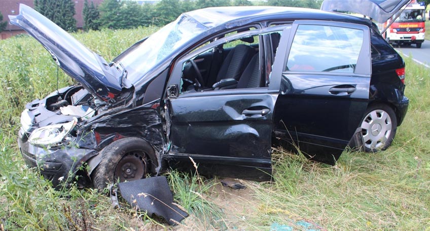 Zwei verletzte Personen und zwei total besch&auml;digte Mercedes sind das Ergebnis eines Zusammensto&szlig;es auf der Eisberger Stra&szlig;e am Sonntagvormittag.