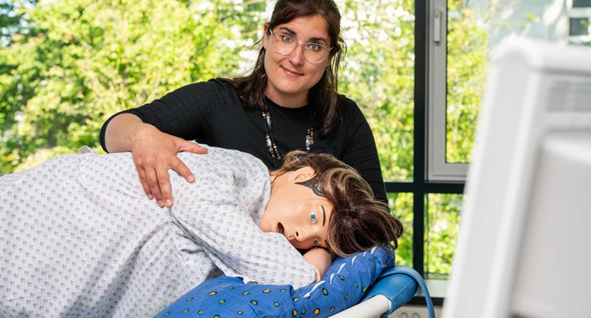 F&uuml;r die Hebammenwissenschaft wird an der FH Bielefeld ein sogenanntes Skills-Lab eingerichtet, das eine realit&auml;tsnahe Arbeitsumgebung abbilden soll. (Foto: Felix H&uuml;ffelmann / FH Bielefeld)
